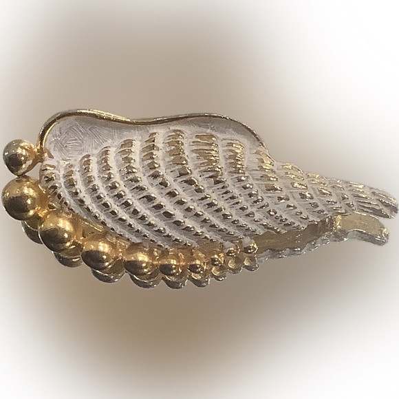 Sarah Coventry Gold and White Sea Shell Brooch - Picture 1 of 10